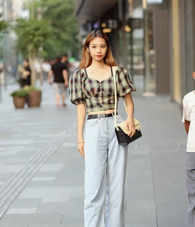 黑色|路人街拍,美女穿着一件黑色的刺绣印花大衣,休闲感十足