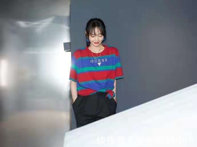 t恤|白百合示范洋气穿搭！彩虹衫+休闲裤配着这样穿，时髦减龄又舒适