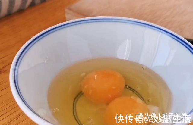 面粉里加2个橘子,不用揉面,不烤也不烙,筷子一搅,营养又解馋