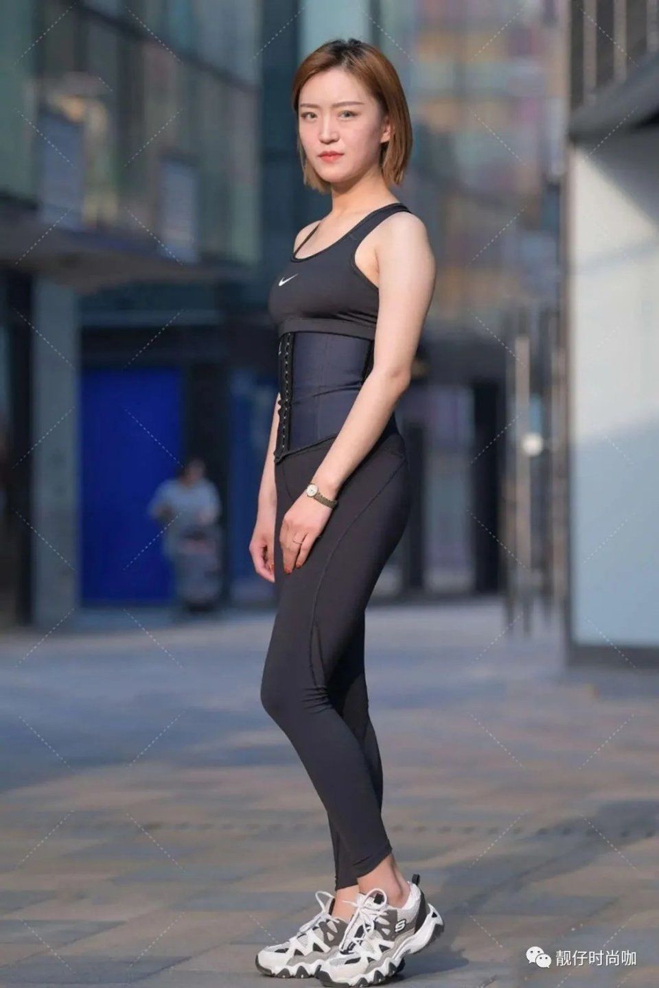 街拍美女：黑色背心配黑色瑜伽裤，又酷又时尚，运动气息十足