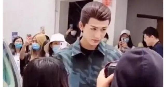 造型|《天官赐福》花城造型上热搜，张凌赫能否成为下一个顶级流量？