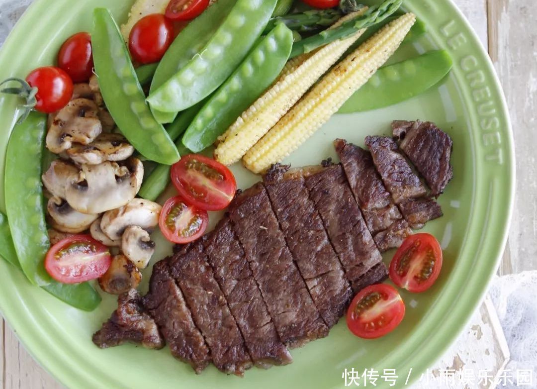 减脂|一道低卡轻食晚餐,牛排不用油煎,这样搭配,可以轻松瘦身!
