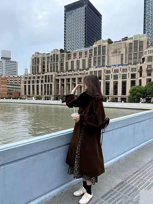 先把“羽绒服”收起来吧，今年流行这几款外套，保暖时尚还百搭