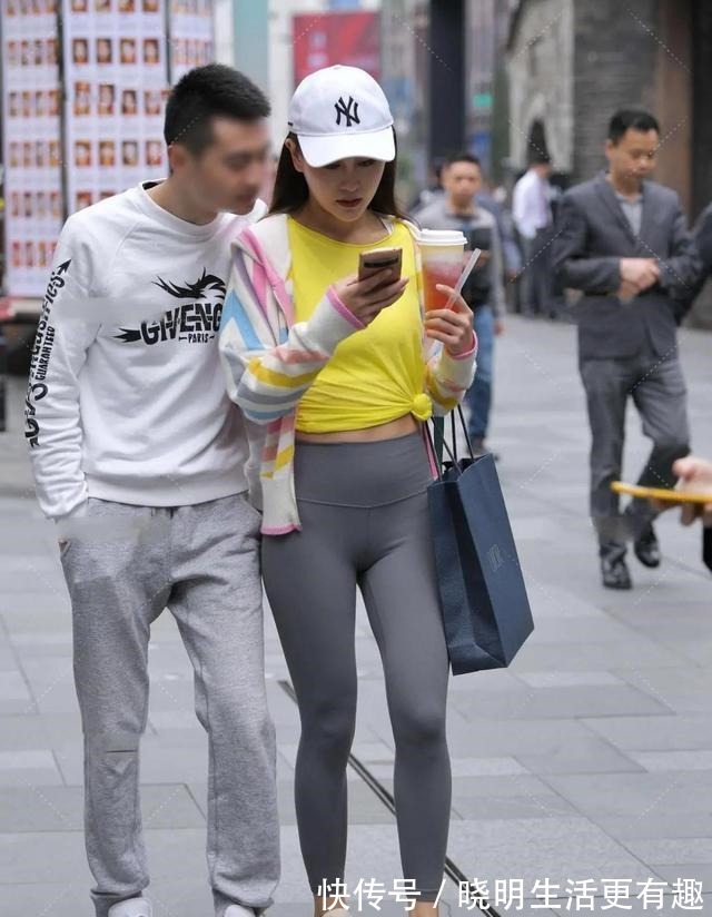 搭配 丰腴凹凸的瑜伽裤美女,换上了富有设计感的裙型,简约靓丽!