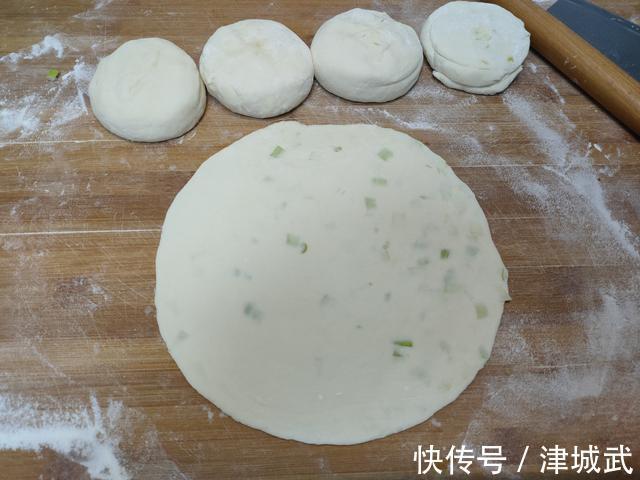 做烙饼，开水烫面还是凉水和面？都不对，教你正确做法，柔软好吃