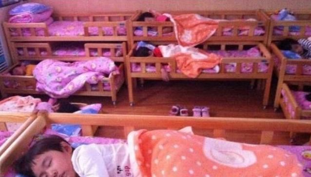 佳佳|4岁女儿本无午睡习惯，老师却说娃午睡很乖，看到毛巾被宝妈心疼