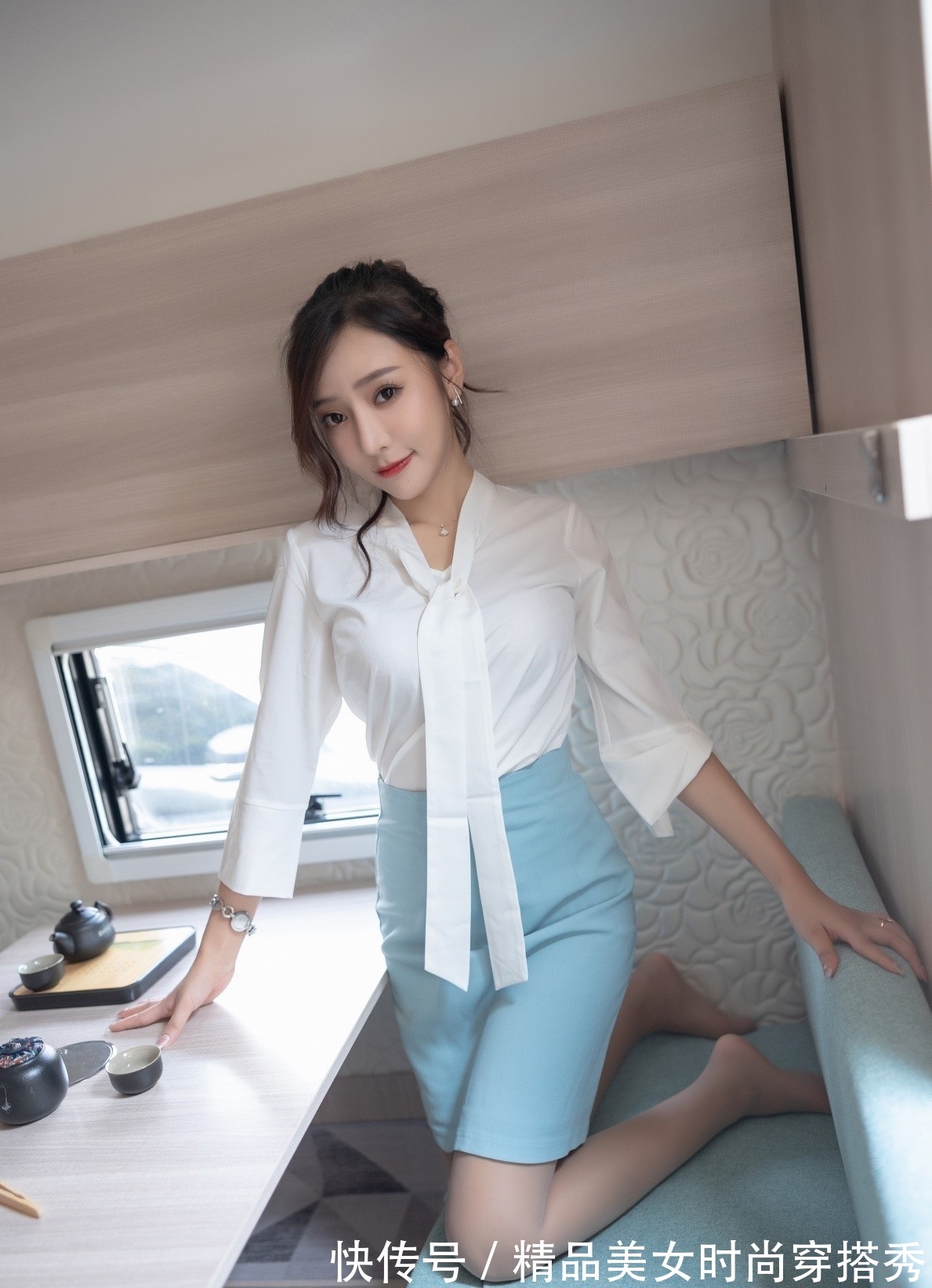 浅蓝色 知性又优雅的白色衬衫,下搭一条浅蓝色的高腰包臀裙,性感又迷人