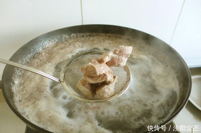 炖羊肉的时|炖羊肉时,这个香料不要放,加了就等于毁了羊肉,好多人都做错