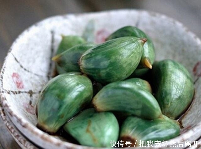 腊八|腌制腊八蒜时,多加一点它,让蒜又脆又绿!