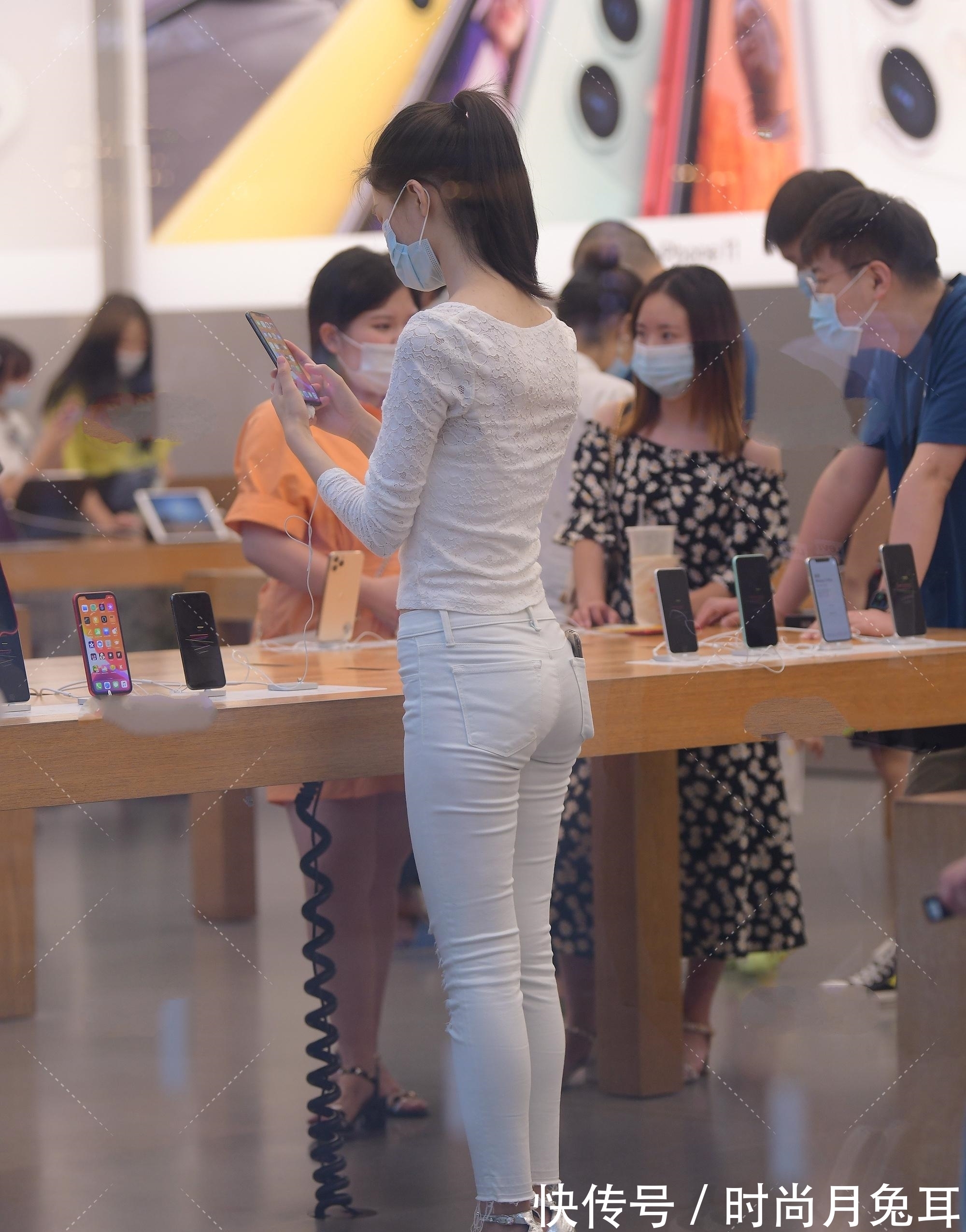 服饰|蕾丝是女性的魅力的标志，蕾丝打底衫更是时尚精致