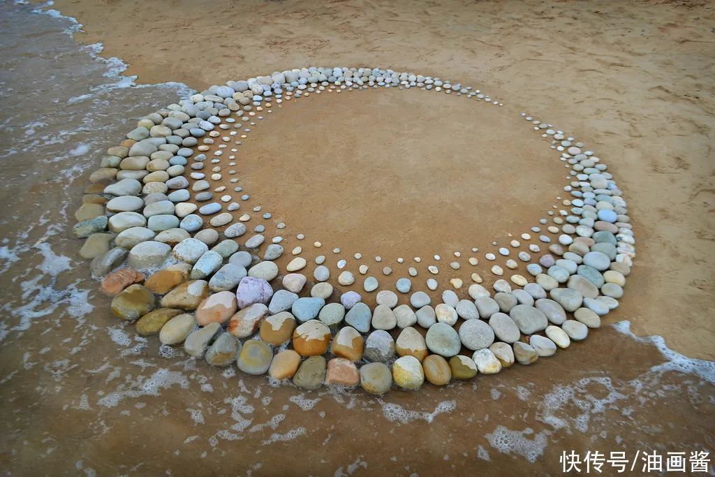 陆地|堆石头的艺术家又来了,最新作品艺术感更强,治愈强迫症
