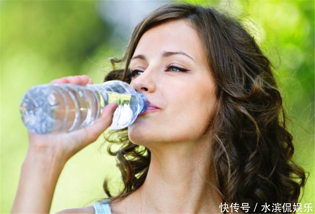 血液粘稠的人,2个“时间点”多喝水,活血散瘀