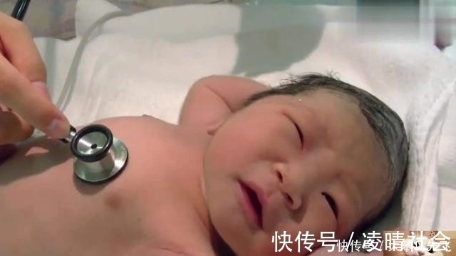 产妇|刚出生的娃,为啥医生只给产妇看屁屁不光确认性别,还另有内情