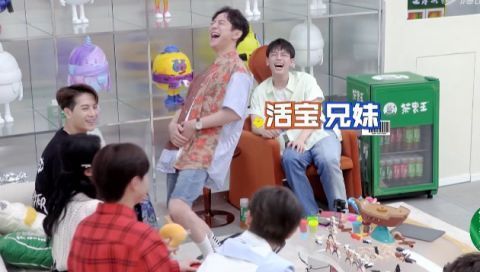 凤凰传奇|汪苏泷、赵露思再次无默契互动，何炅在线吐槽：手忙脚乱像擒拿