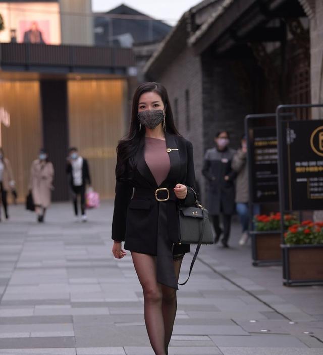 毛衣|瑜伽裤的搭配气质卓然,穿出淑女气质,秒变气质美人