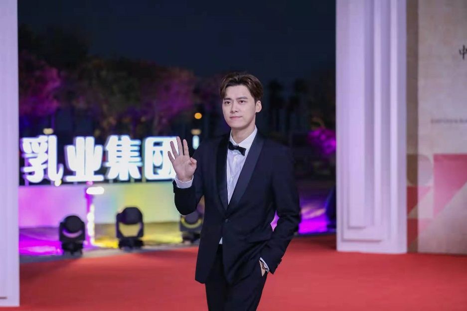 星光閃耀 照亮鷺島！ 明星大咖紛紛登場(chǎng)第34屆中國(guó)金雞百花電影節(jié)閉幕紅毯