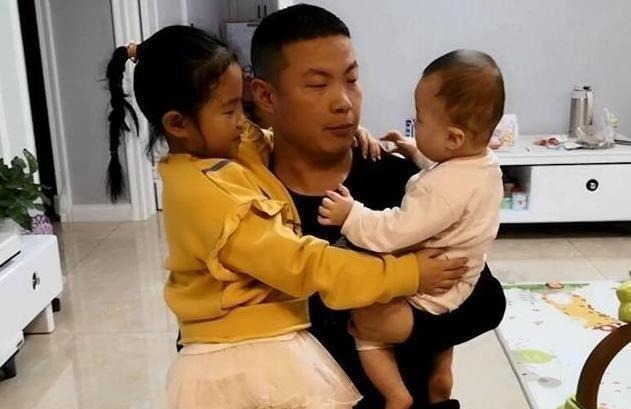 家长|宝爸抱起二胎弟弟,大女儿的一句话,宝妈听到后忍不住心酸!