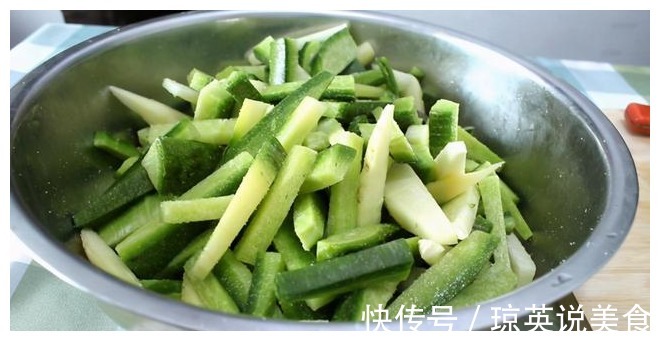 买萝卜时,绿萝卜好还是白萝卜好教你方法,选出好吃的萝卜