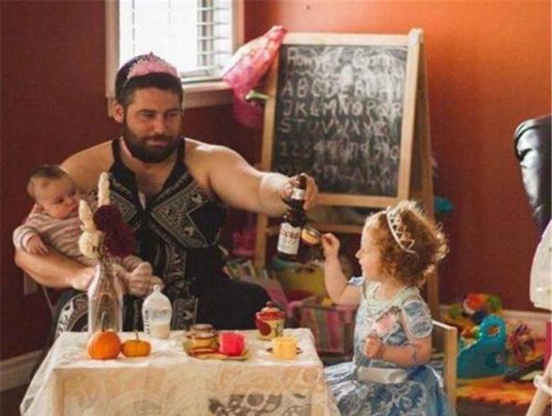 妈妈|妈妈提醒娃穿雨衣下台阶要提一下，随后萌娃的举动，让人笑翻了