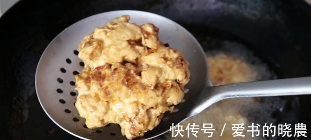 红薯切成丁，打2个鸡蛋，简单一做，就能做的酥脆香甜，太棒了！