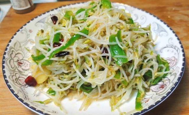 饭店“炒绿豆芽”为啥那么好吃原来多做这1步,豆芽脆爽又入味