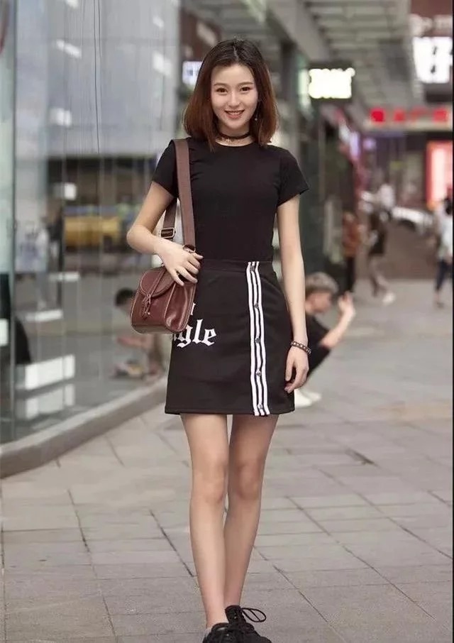 街拍:笑容甜美的小姐姐,穿着拼色外套,显得青春靓丽