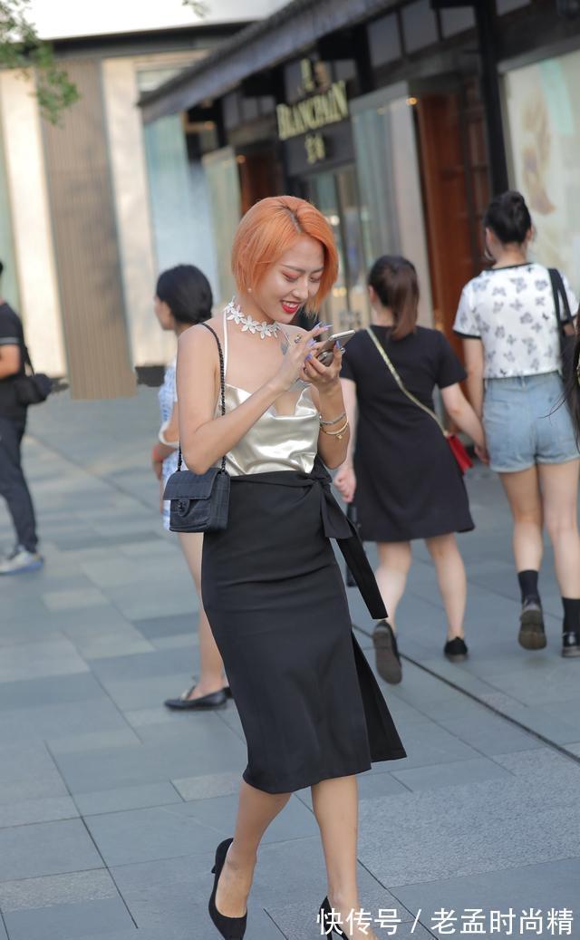 半身裙|街拍:连衣裙打扮让你眼前一亮,精心的设计尽显慵懒风,摩登范十足