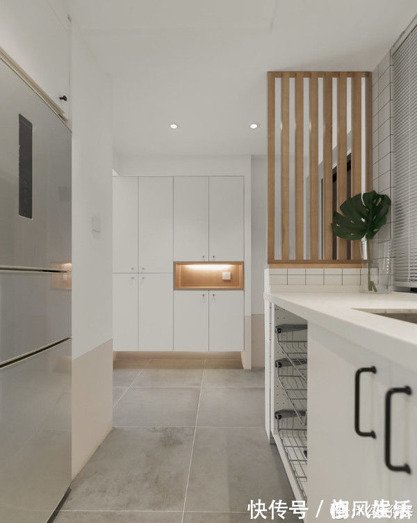 墙面|这对夫妻很有远见,买下120平复式小楼,客厅开阔还有双储物间