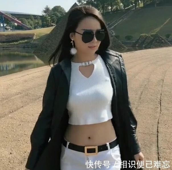 迷人|街拍:霸气美女时尚穿搭,好身材惹人注目,彰显迷人魅力