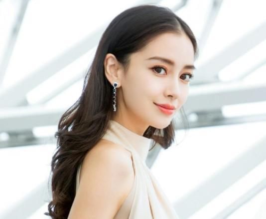 b宋雨琦用枕头打baby的脸，下手有点“狠”，引起粉丝热议！