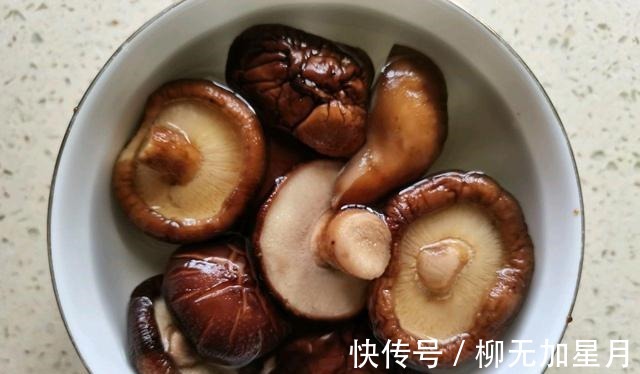 鲜香味美滑嫩可口的香菇蒸鸡,步骤简单,美味特别下饭!