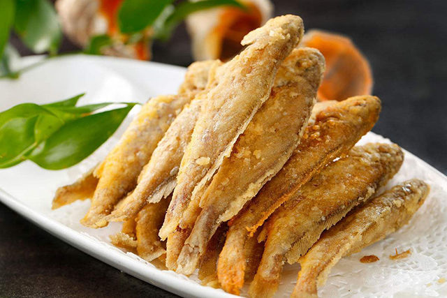 炸小黄鱼时,大厨说多加这两样东西,小黄鱼又酥又脆,还没有腥味