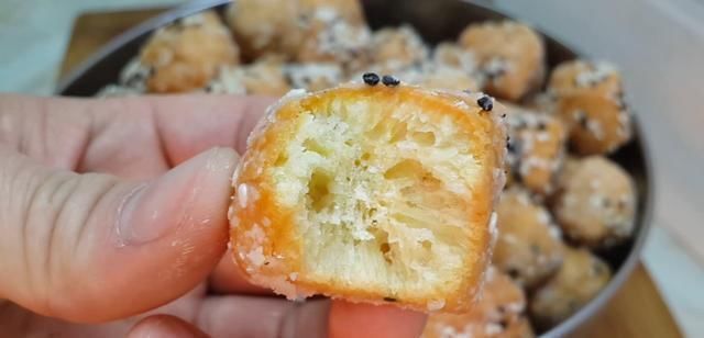 我家面粉就爱这样做,加4个鸡蛋,做法比麻花简单,比油条都好吃