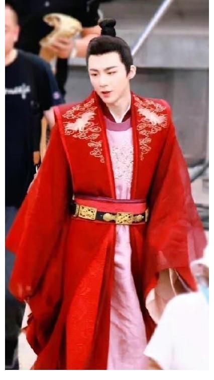 刘宇宁|龚俊和迪丽热巴的剧组抵制代拍后，央视播出专题揭开“代拍”乱象