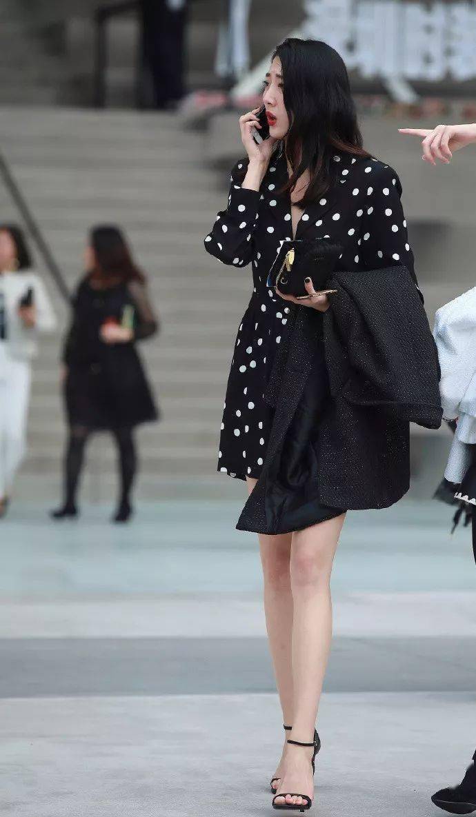 街拍|街拍美女:美女脚上搭配上一双气质的一字带高跟凉鞋,让她显得十分的优雅