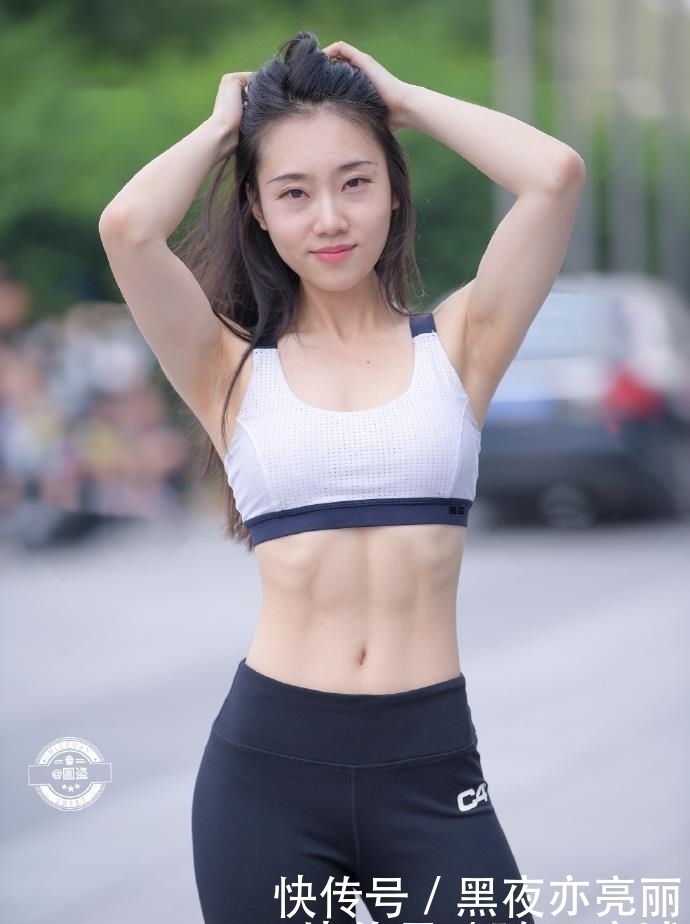 时尚|成熟的女人最迷人,小姐姐运动背心彰显性感身材