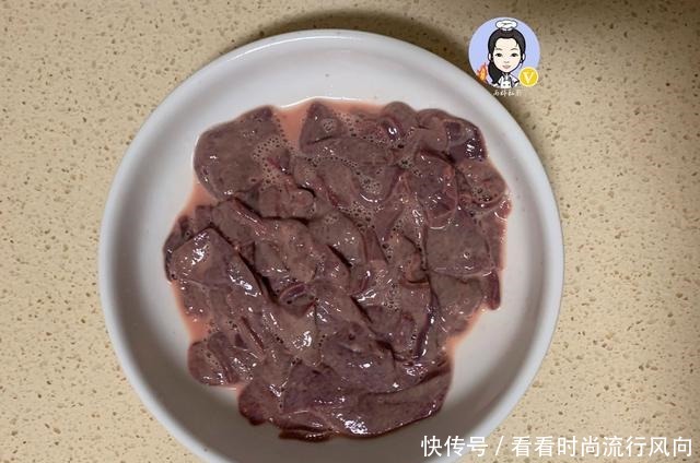 炒猪肝时，别直接下油锅，多加这一步，去除毒素，又嫩又滑还不腥