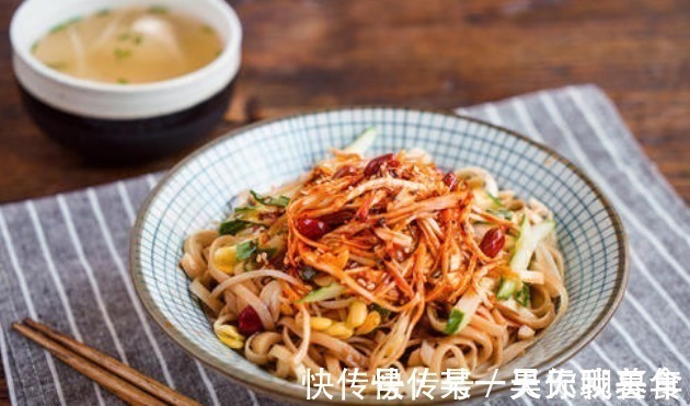 做凉面，煮熟后不要泡冷水，学会2招，面条爽滑筋道，又香又入味