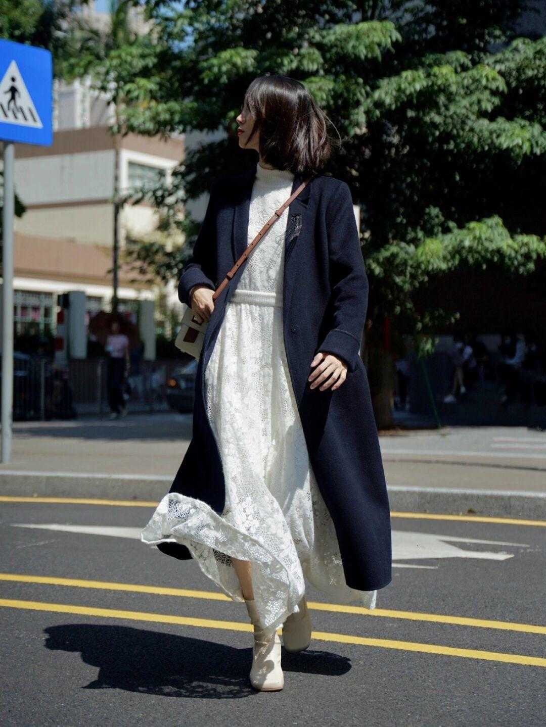 博主 秋冬天快速出门的“偷懒秘籍”,大衣连衣裙叠搭,上身效果yyds