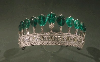 价值不菲的祖母绿,搭配合适,佩戴在身让你变得浓郁而充满生机感