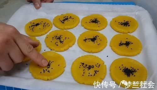 家常自制桃酥做法,烤盘里一放,个个香酥又掉渣,出锅孩子都爱吃