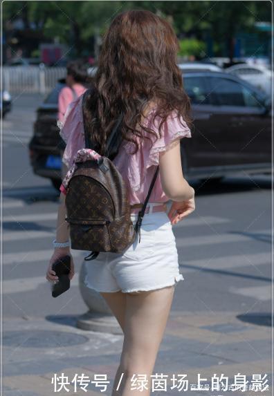 粉红色上衣搭配白色毛刺时尚裤，清新可爱，青春减龄