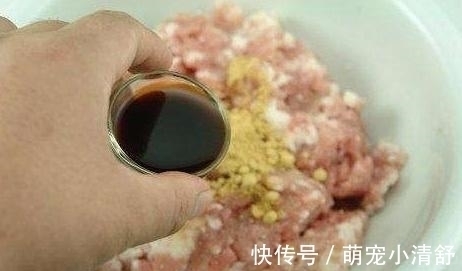 拌肉馅时，很多人放错了“酱油”！难怪肉馅又干又柴