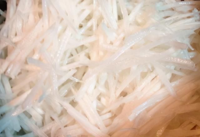 萝卜丝|半根萝卜1碗面粉,筷子搅一搅两手不沾面,10分钟搞定全家人早餐
