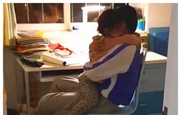 二胎政策|二胎相差13岁,妹妹受委屈就跑哥哥房间,让妈妈不淡定了