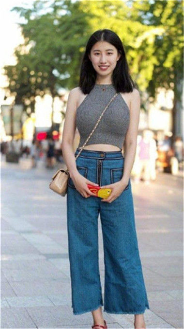 街拍:蓝色裙子的美女,端庄清丽的气质,长相清秀又美丽