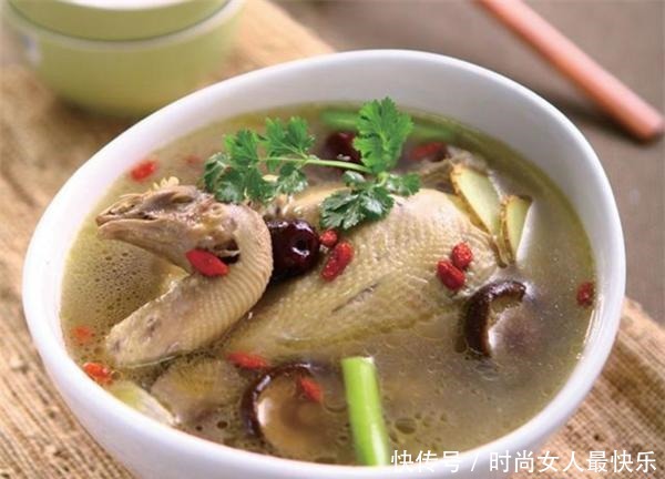 干净|清炖鸡汤时,万万别直接下锅煮!水中加点“它”,鸡汤鲜美无腥味