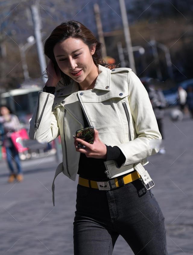 修身牛仔裤 追寻冷酷精致的造型感，选择修身牛仔裤吧！