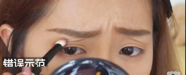 打开眼妆的正确方式，会画眼妆的人都会避开的雷区！