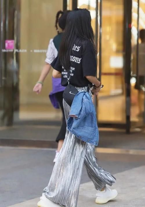 时尚 时尚打底裤搭配黑色上衣,看起来少女,很自然和舒服